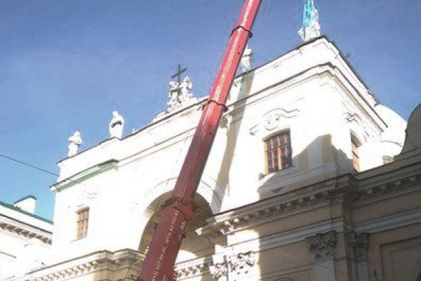 Демонтаж скульптуры с Базилики святой Екатерины Александрийской в Санкт-Петербурге Работает кран TEREX-DEMAG АС70 City