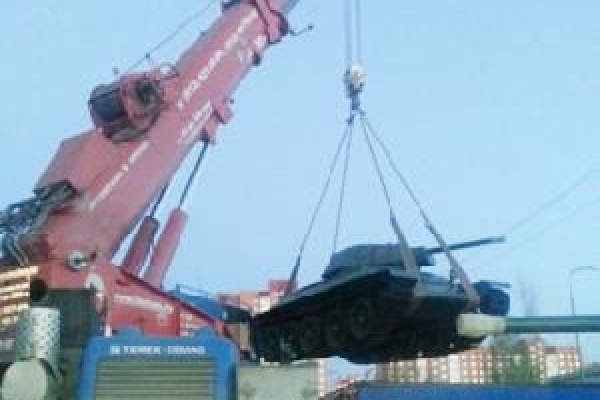 Погрузка танка Т-34 на трал во Всеволожском Национальном Автомобильном Музее