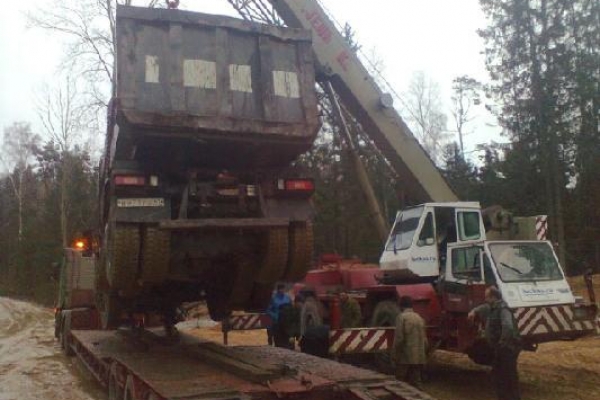 Подъем самосвала после аварии с помощью автокрана